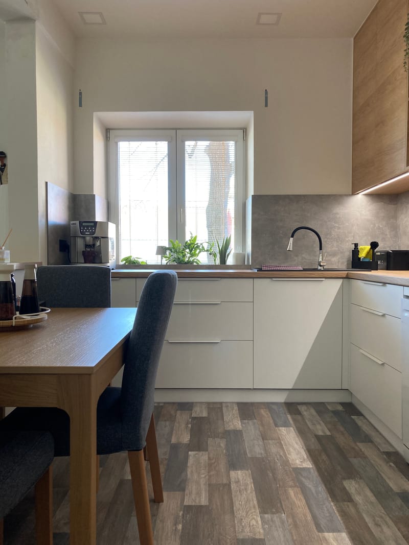 Kuchyňská linka s vestavěnou potravinovou skříní