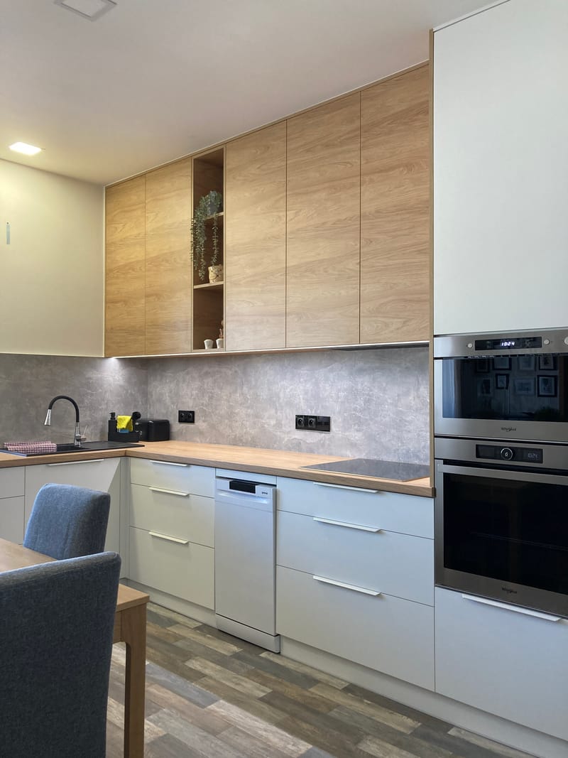 Kuchyňská linka s vestavěnou potravinovou skříní