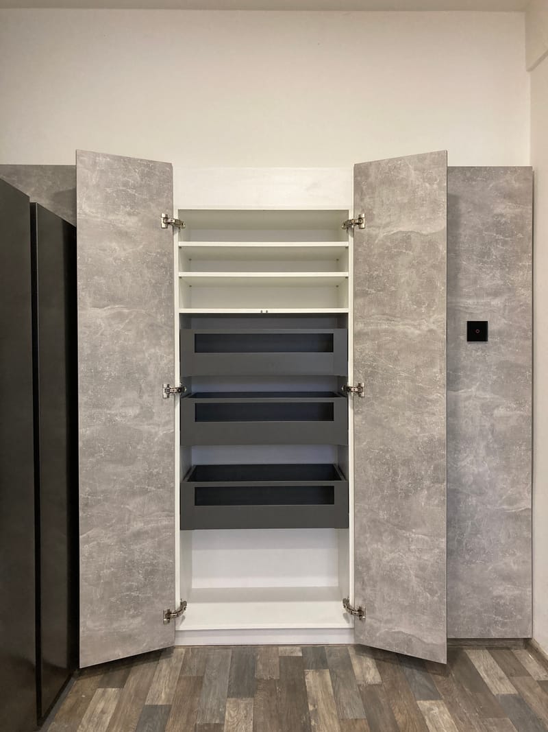 Kuchyňská linka s vestavěnou potravinovou skříní