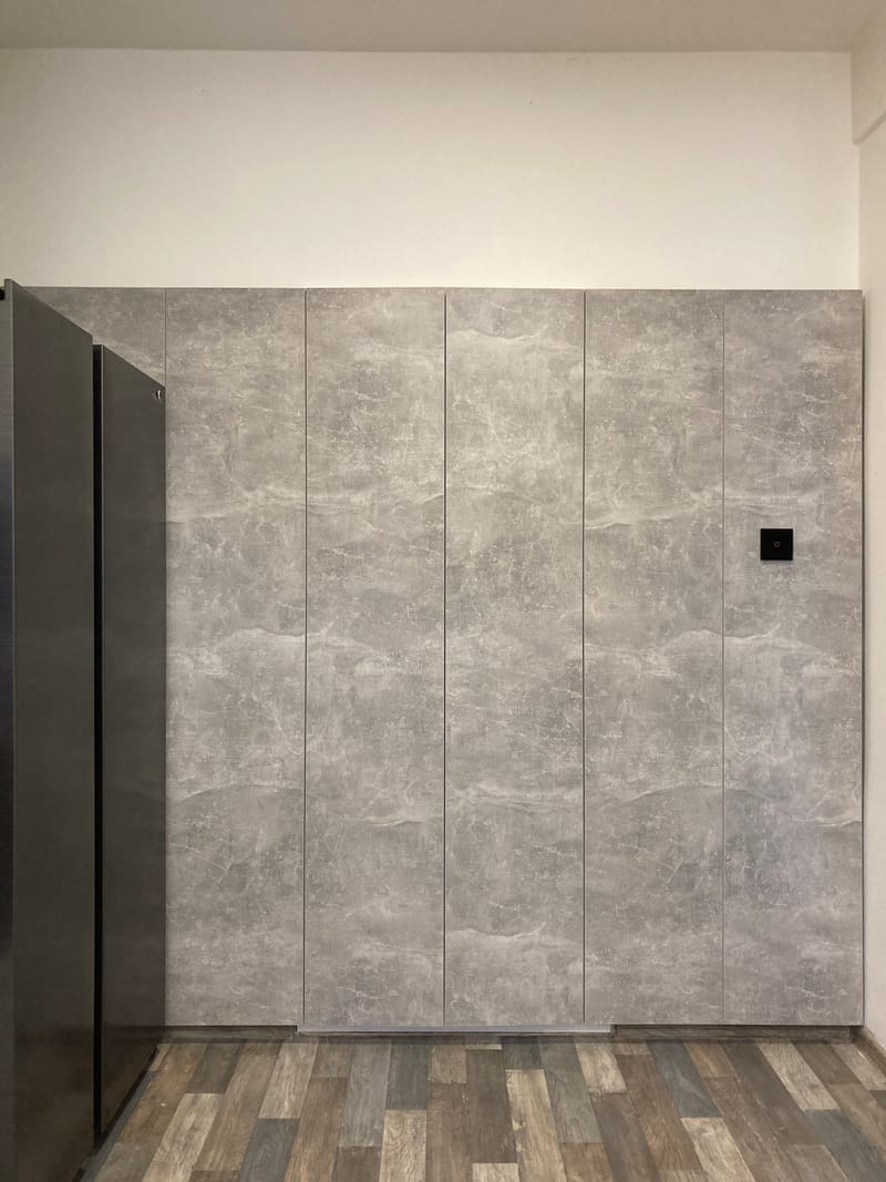 Kuchyňská linka s vestavěnou potravinovou skříní