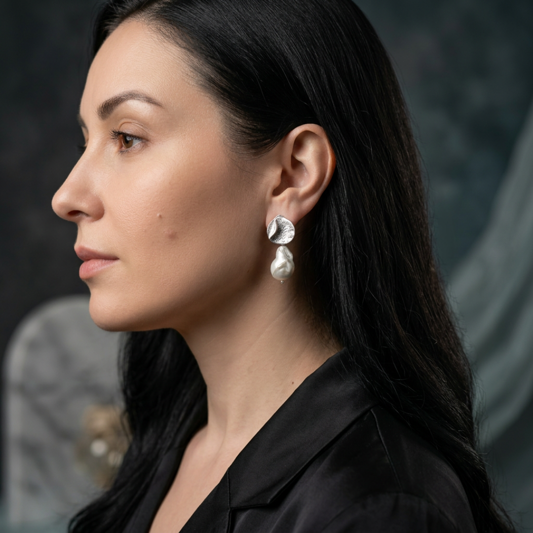 Baroque pearl on silver-plated studs