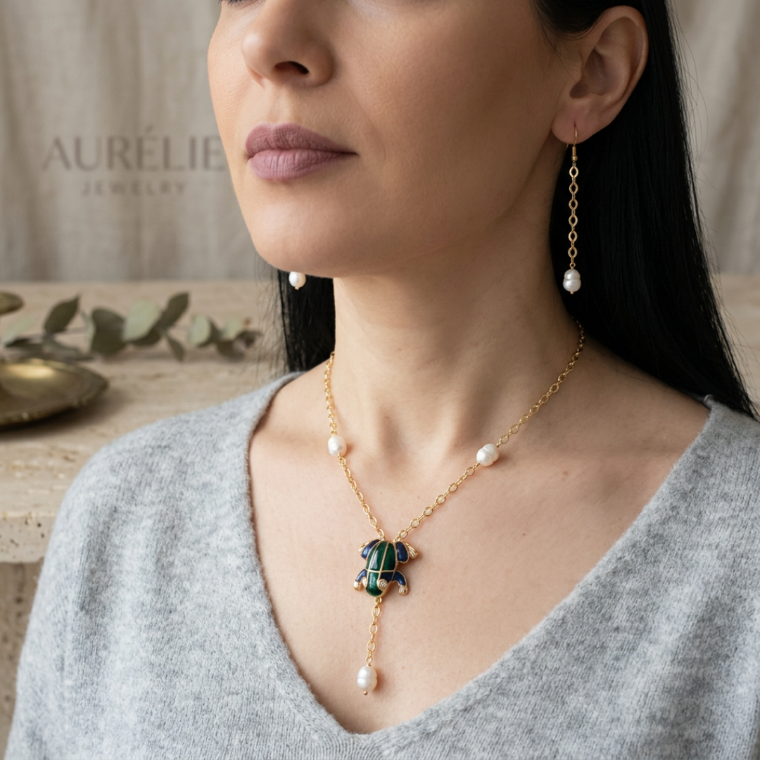 Pearl necklace with vintage brooch