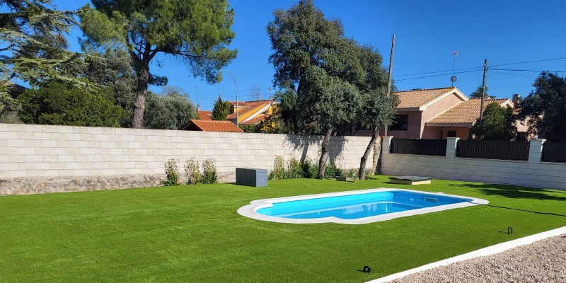 Instalación de césped artificial piscina