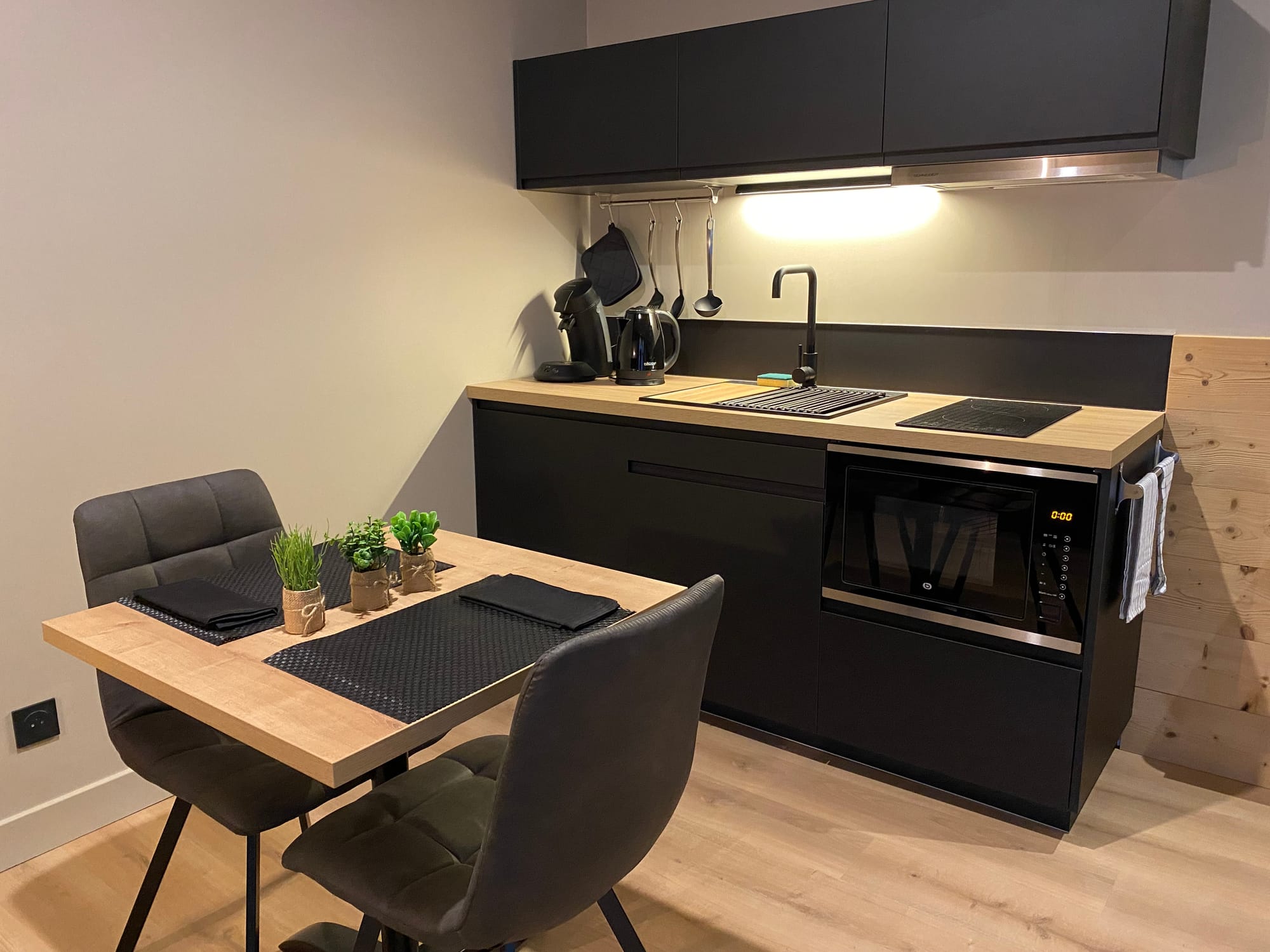Coin repas avec cuisine équipée