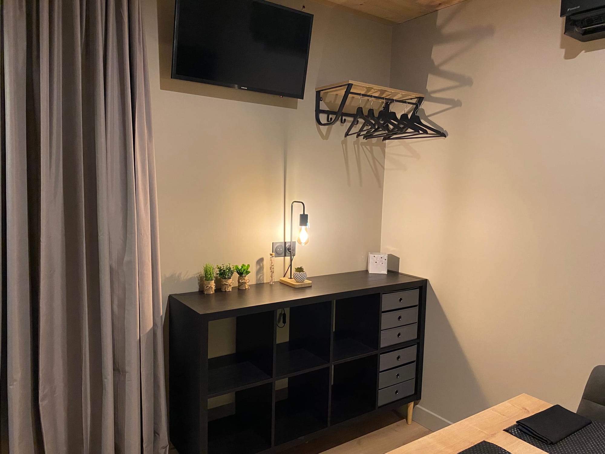 Télévision écran plat et meuble de rangements