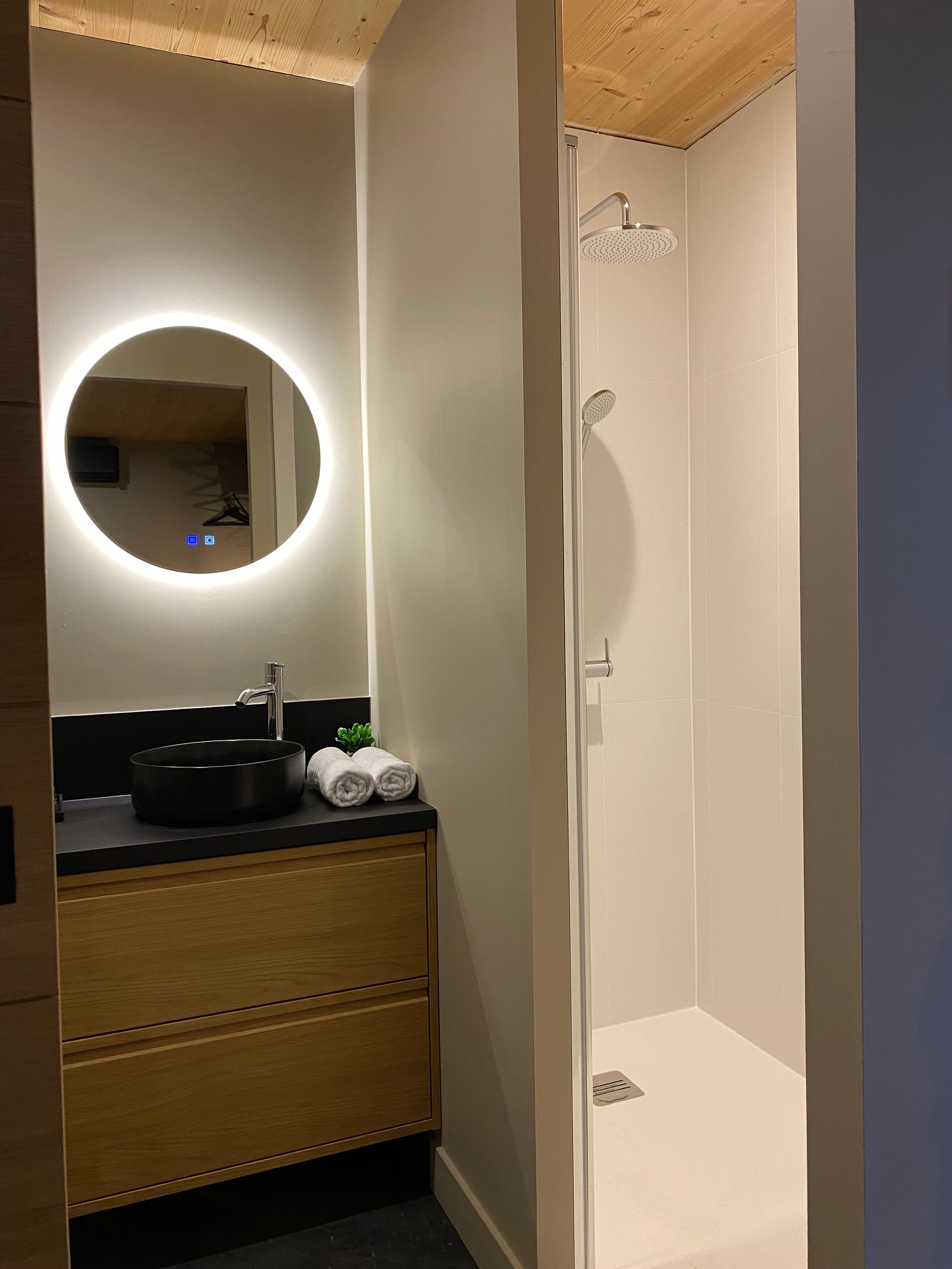 Salle de bain avec douche à l'italienne