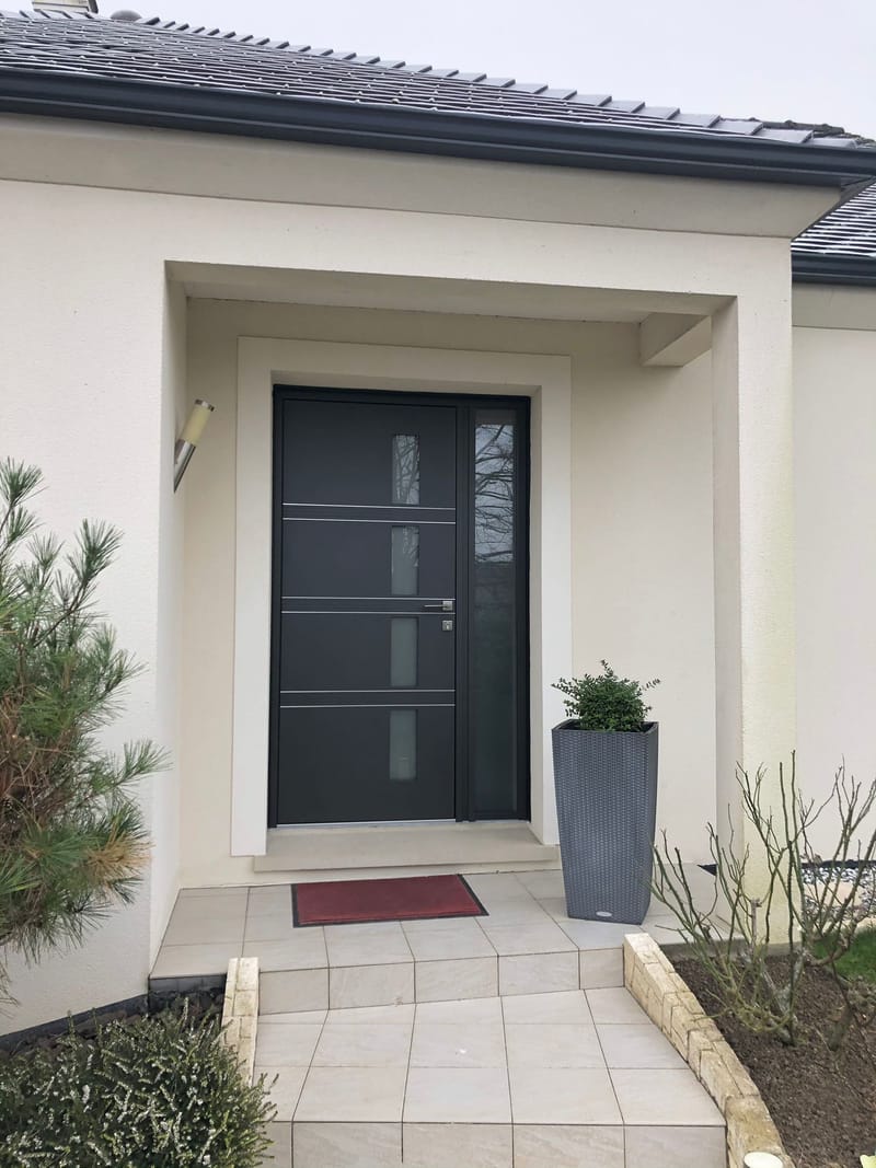 Pose De Porte D'Entrée/ Service