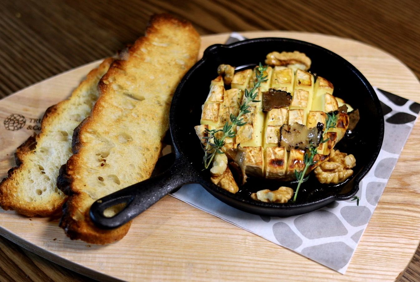 Truffle Baked Brie Cheese | 219,000 ₫