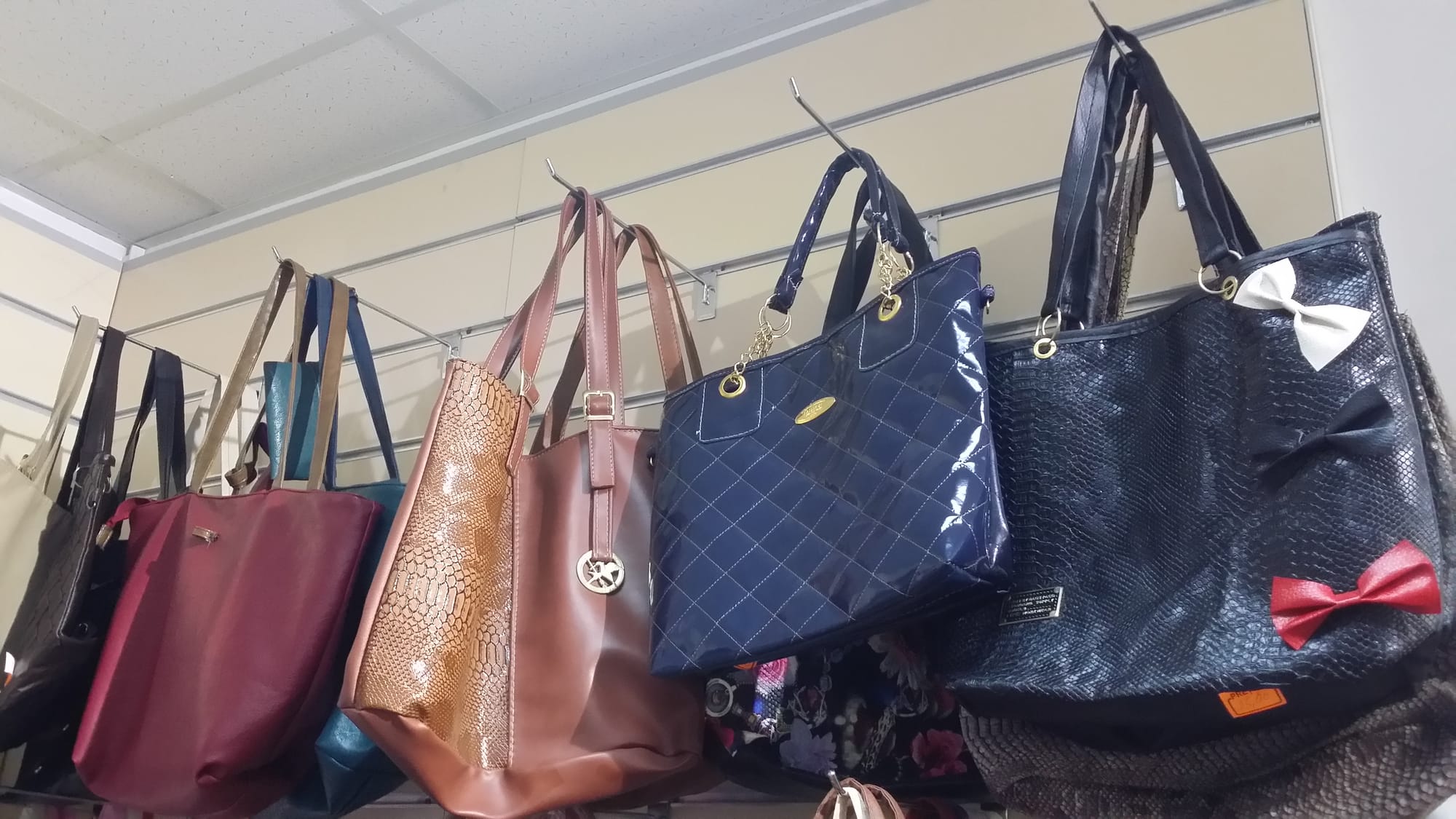 panouri SLATWALL MAXI pentru magazin imbracaminte,incaltaminte