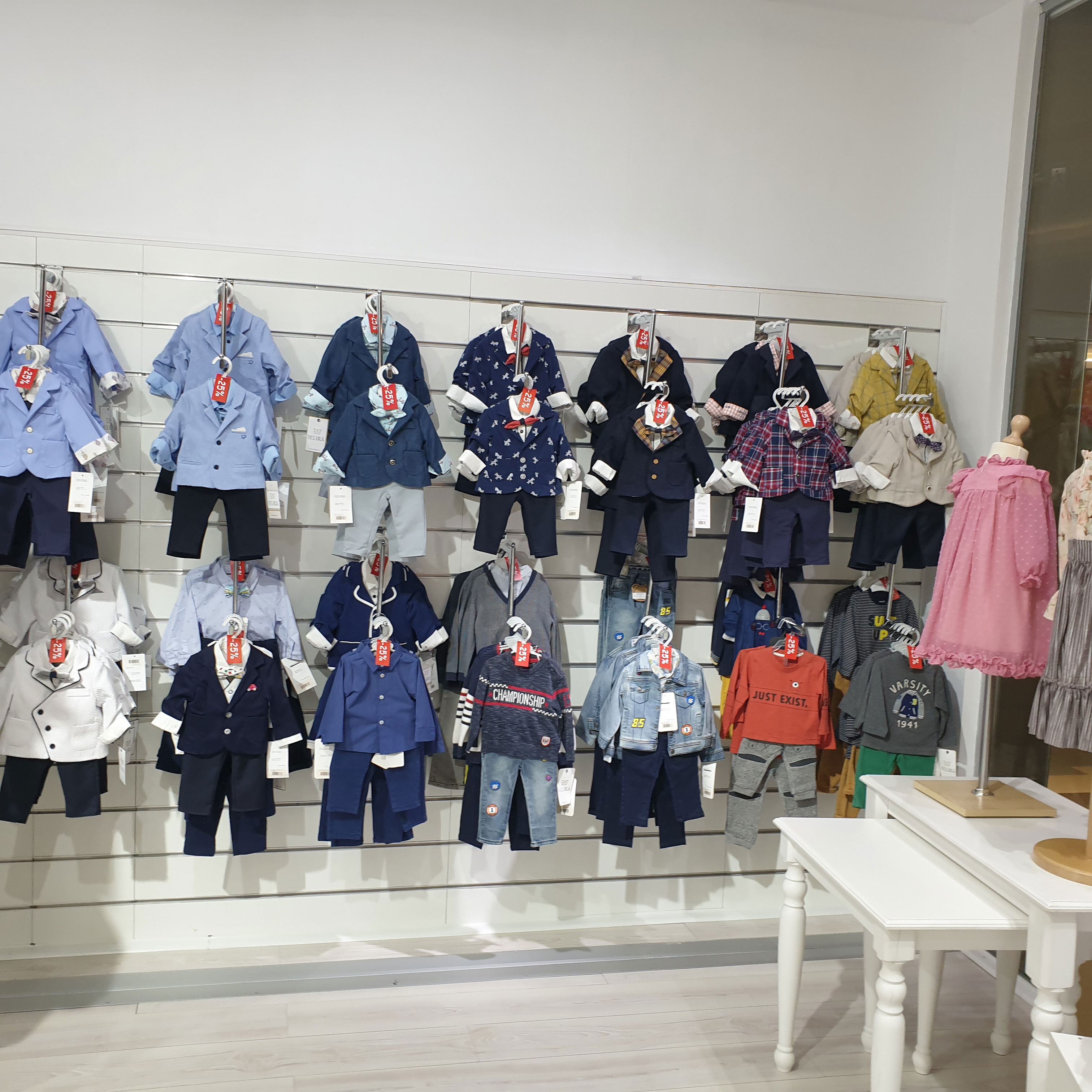 SLATWALL MAXI panels for clothing and footwear stores