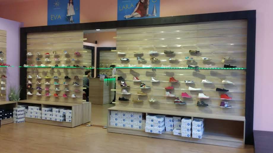 SLATWALL MAXI panels for clothing and footwear stores