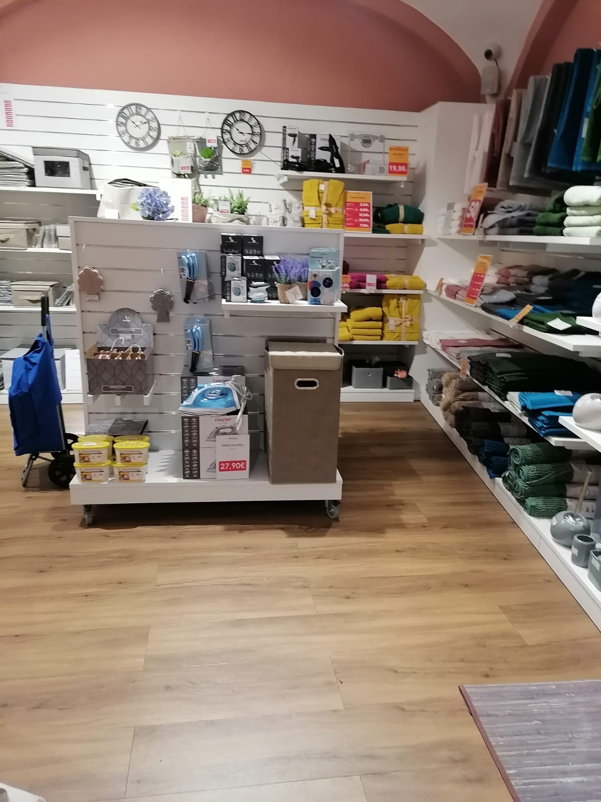 SLATWALL MAXI PANEL for household goods store