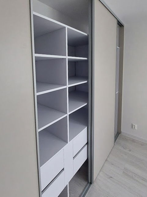 SKRINA S POSUVNÝMI DVERAMI