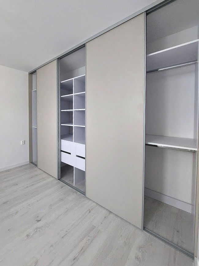 SKRINA S POSUVNÝMI DVERAMI