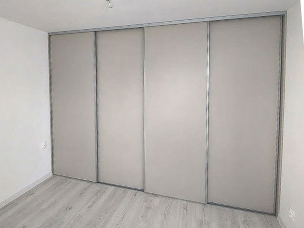 SKRINA S POSUVNÝMI DVERAMI