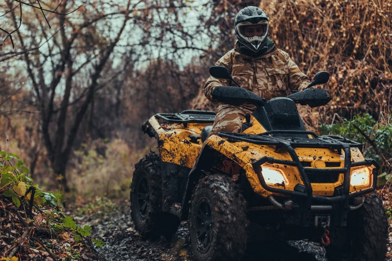 רוכבי שטח: אופנועים וטרקטורונים – חוויית האדרנלין בשטח