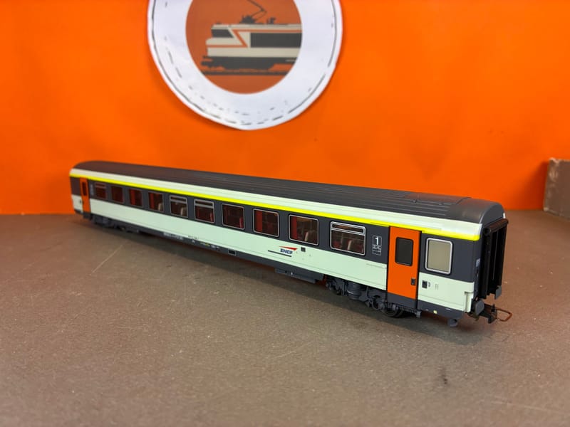 LS Models 40167 HO - Voiture Corail Blanche VTU A10tu 1ere Classe Logo Encadr%c3%a9e Sncf