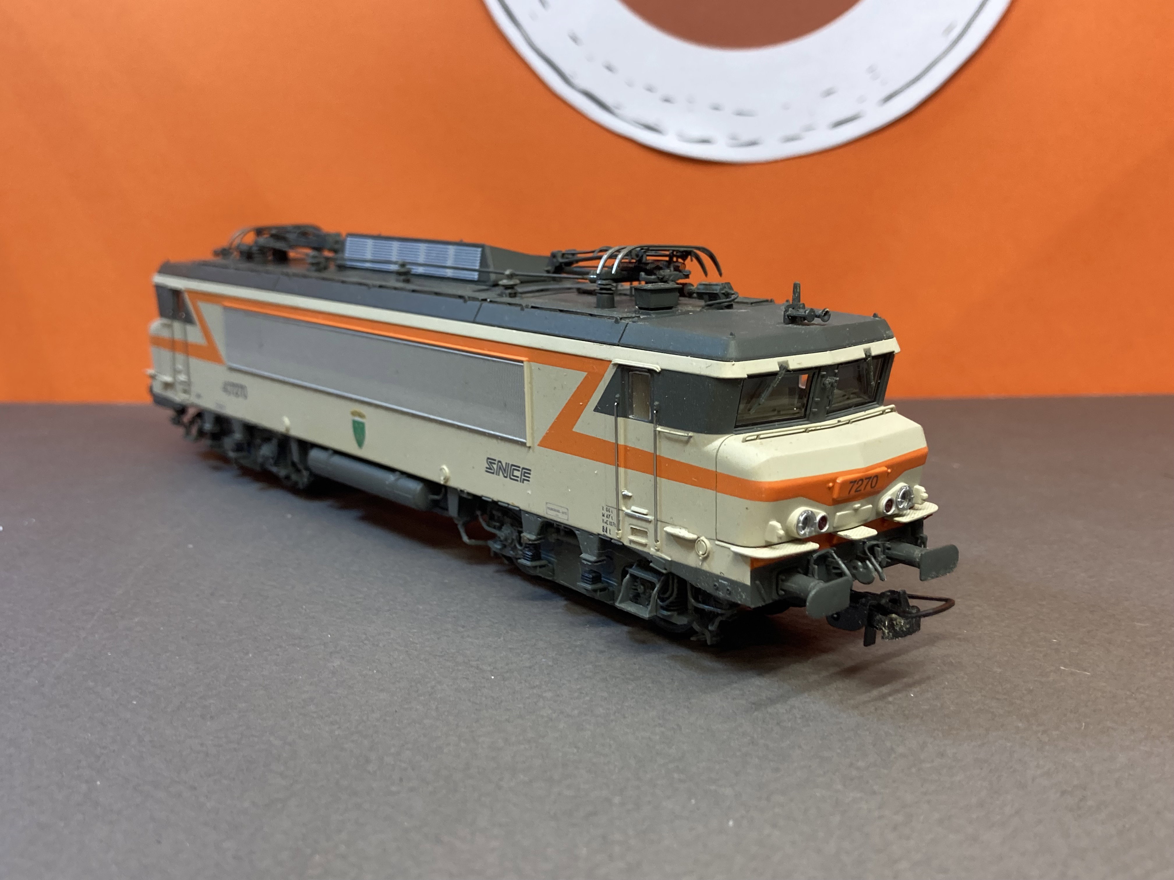 BB22354, livrée gris béton/orange, logo Nouille, 200 km/h