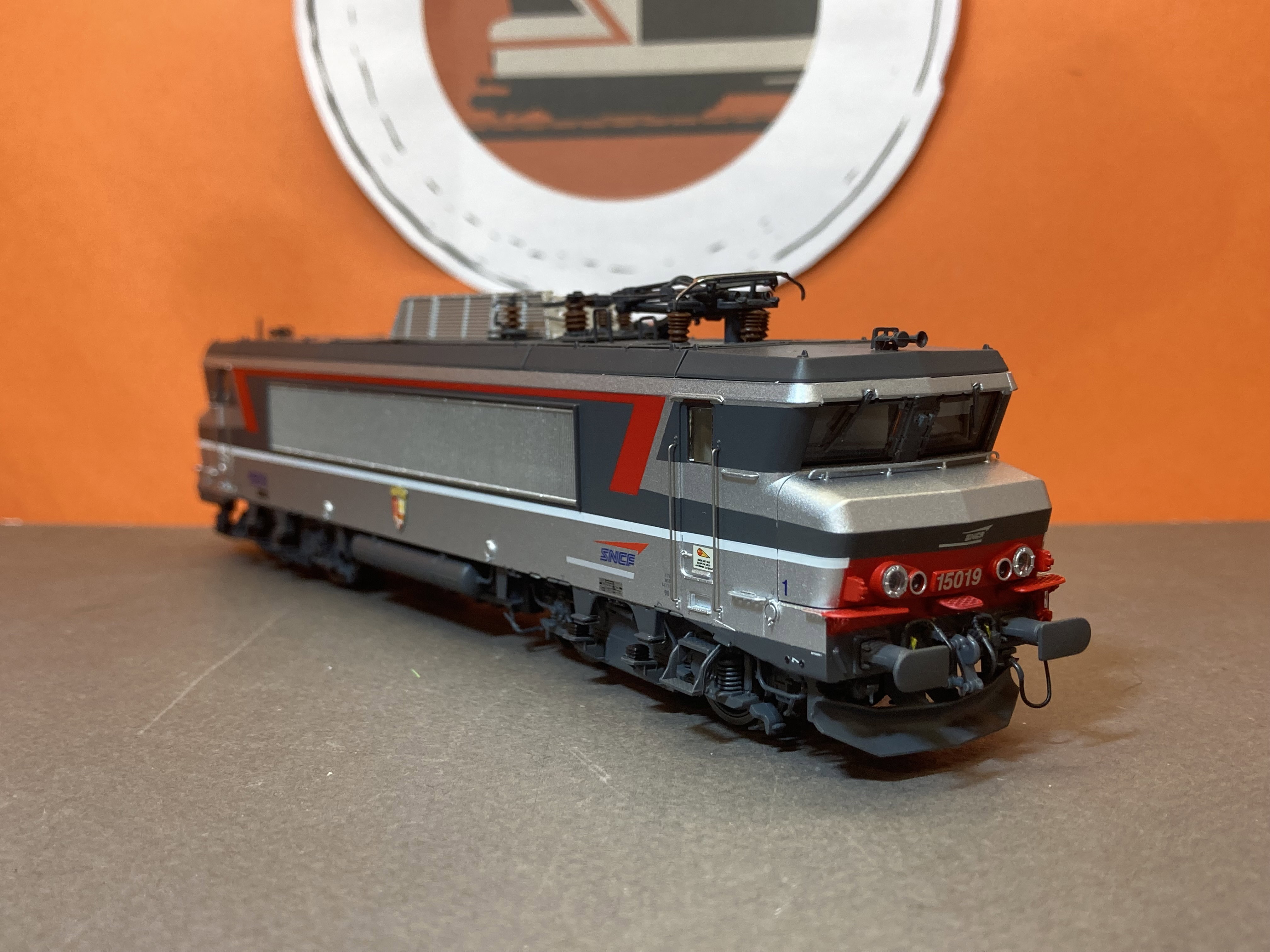 Locomotive électrique Ls Models BB 15019 SNCF, époque IV-V, Décor Corail+, Logo Casquette, HO