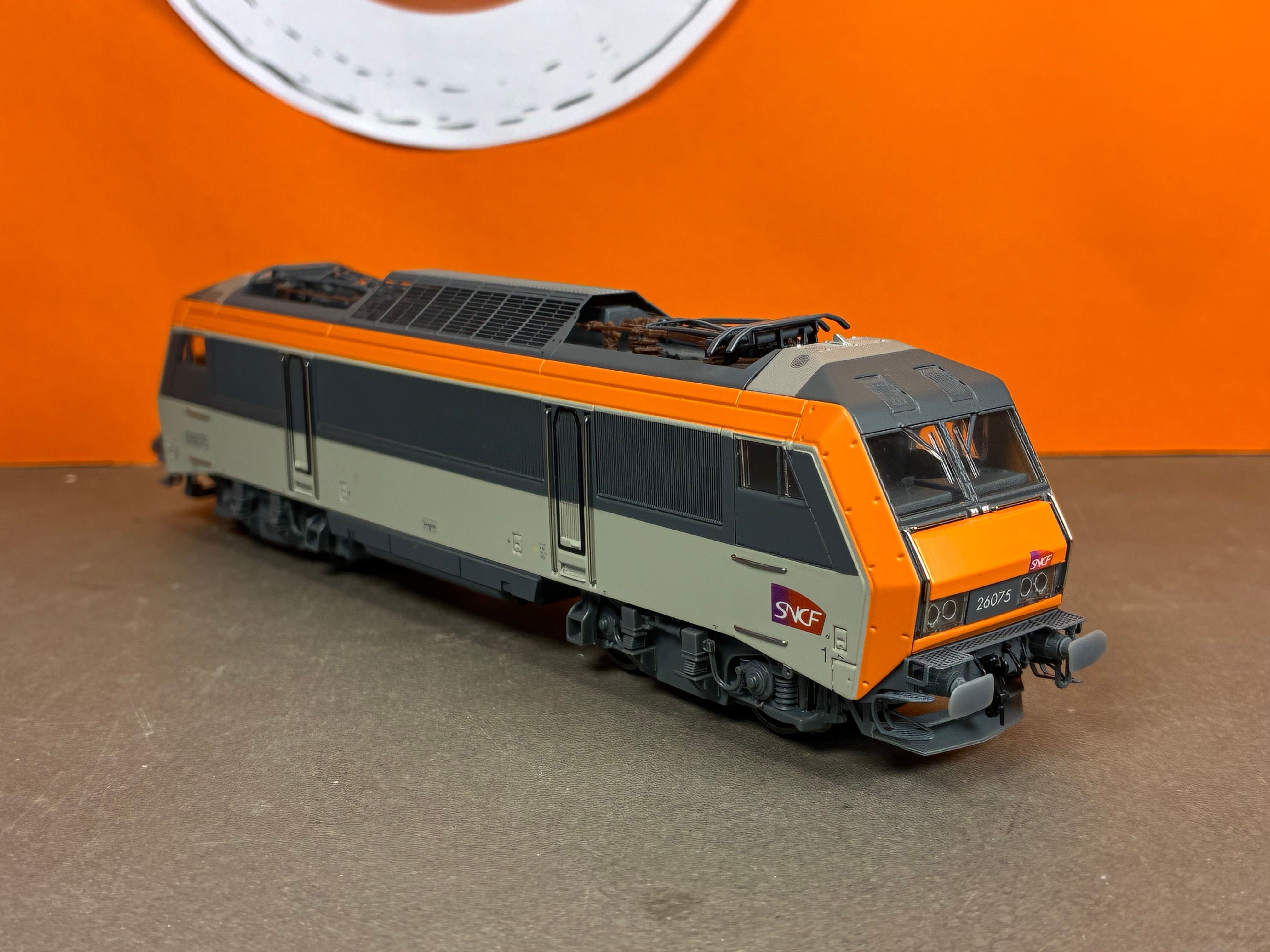Jouef HJ 2259 HO - locomotive BB 26000 orange béton BB 26075 logo