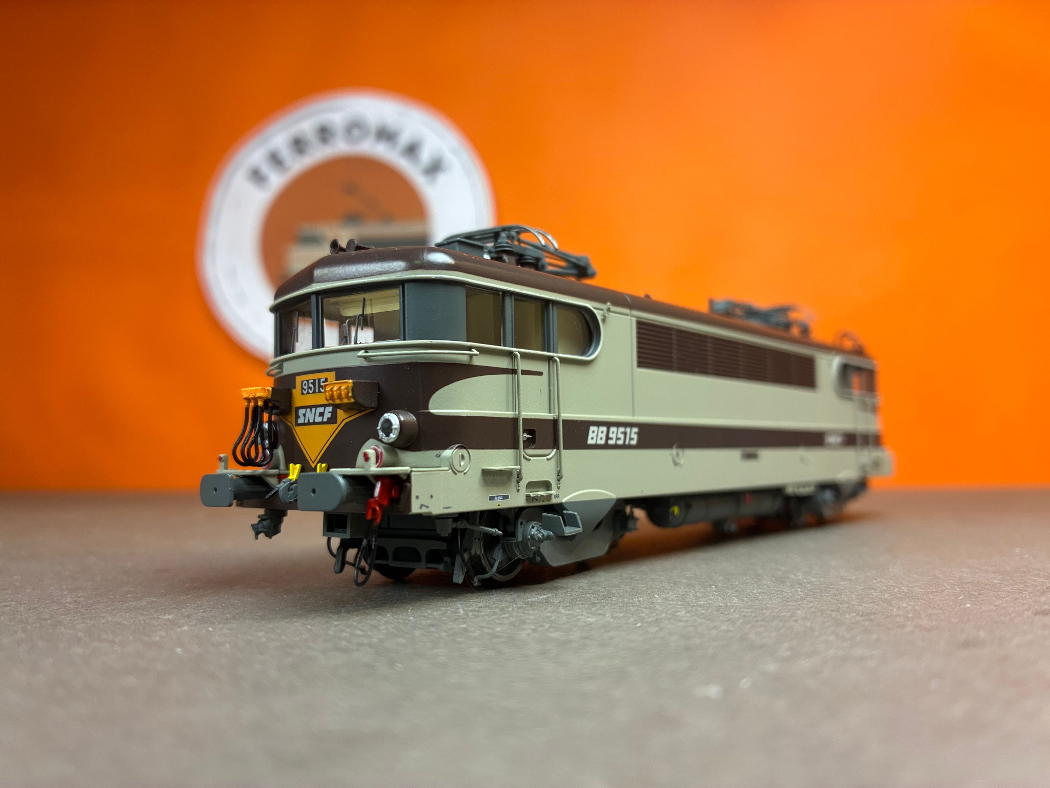 LS Models 10226 Locomotive électrique BB 9535, SNCF, gris béton, livrée Arzens, logo RTM, Avignon