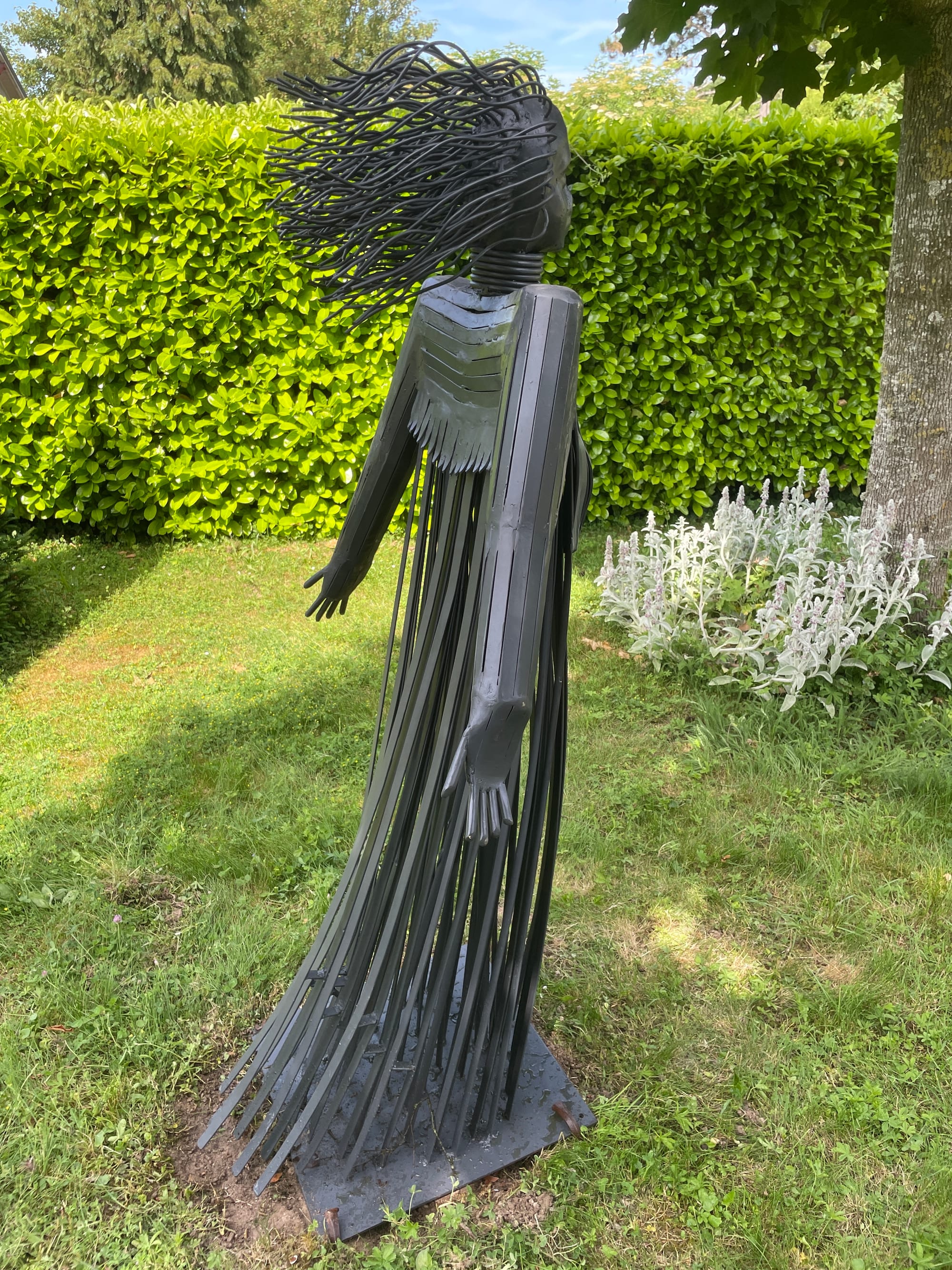 Jeune fille dans le vent