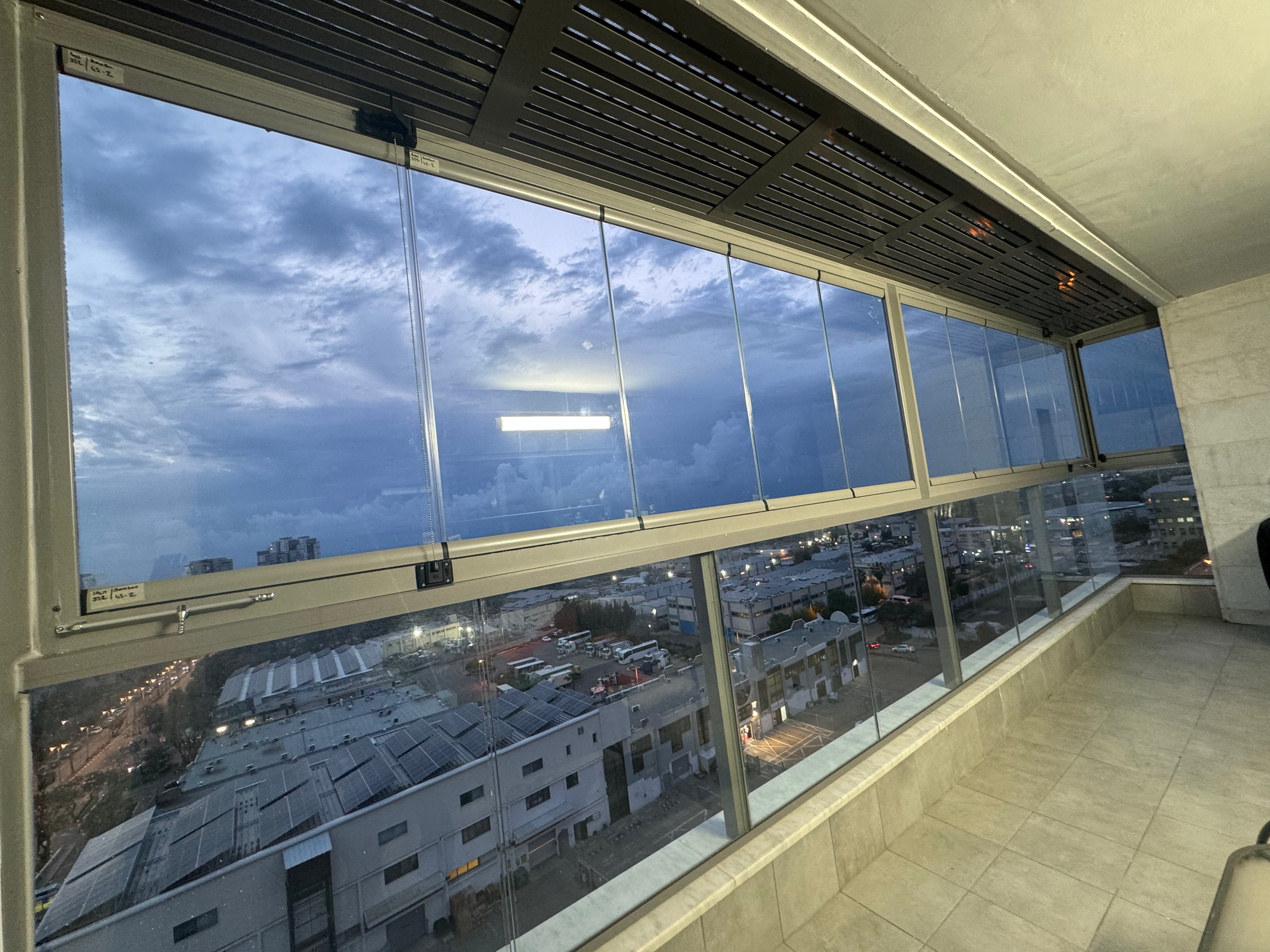 פרגולה אלומיניום עם זכוכית נאספת – הגנה מלאה עם נוף פתוח