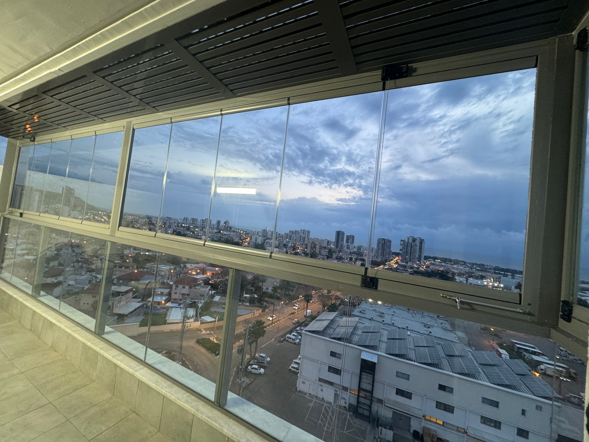 פרגולה אלומיניום עם זכוכית נאספת – הגנה מלאה עם נוף פתוח