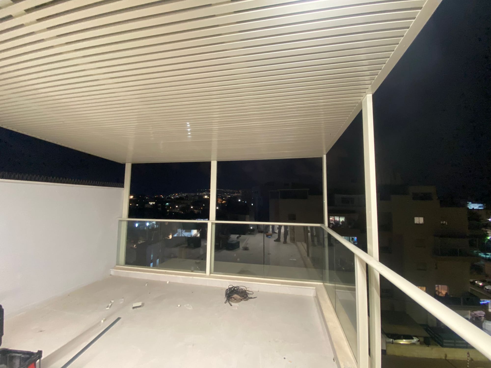 פרגולה אלומיניום דגם הייטק עם תאורה וסגירה היקפית מלאה