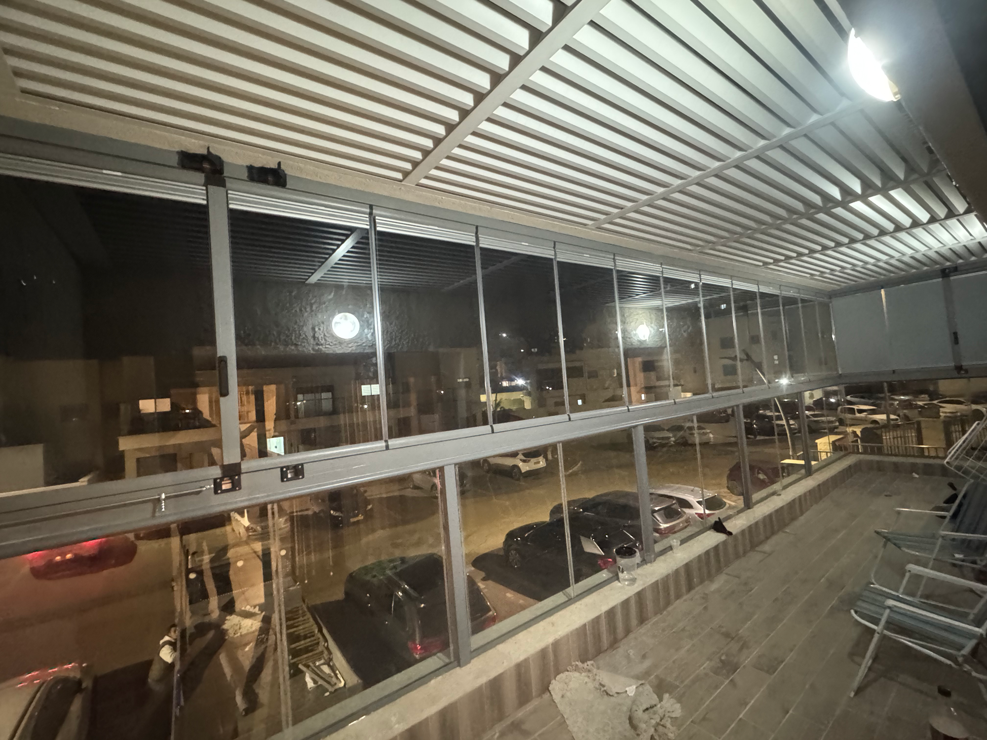 פרגולה אלומיניום עם זכוכית נאספת – סגירת מרפסת קומת קרקע