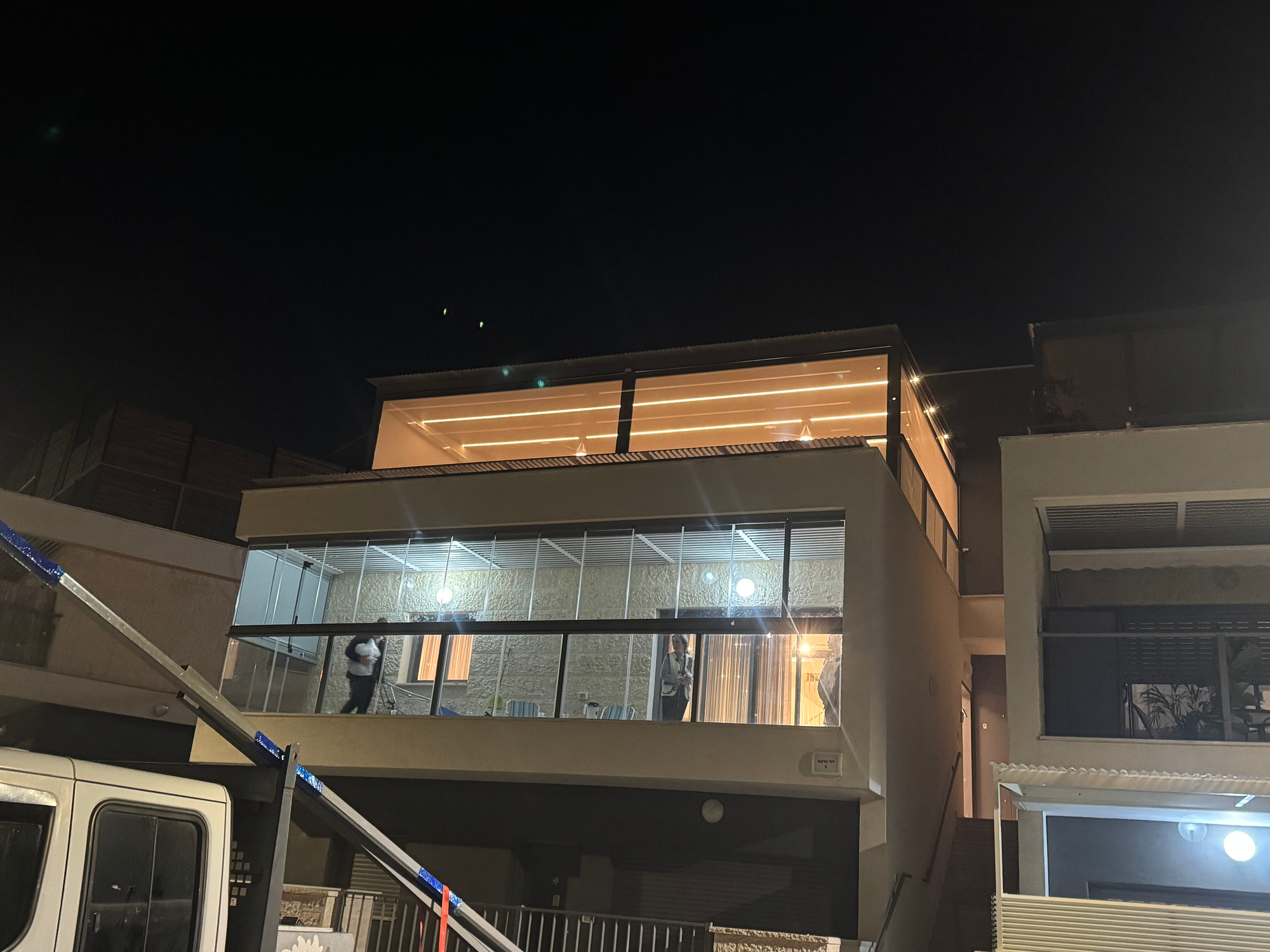פרגולה אלומיניום עם זכוכית נאספת – סגירת מרפסת קומת קרקע