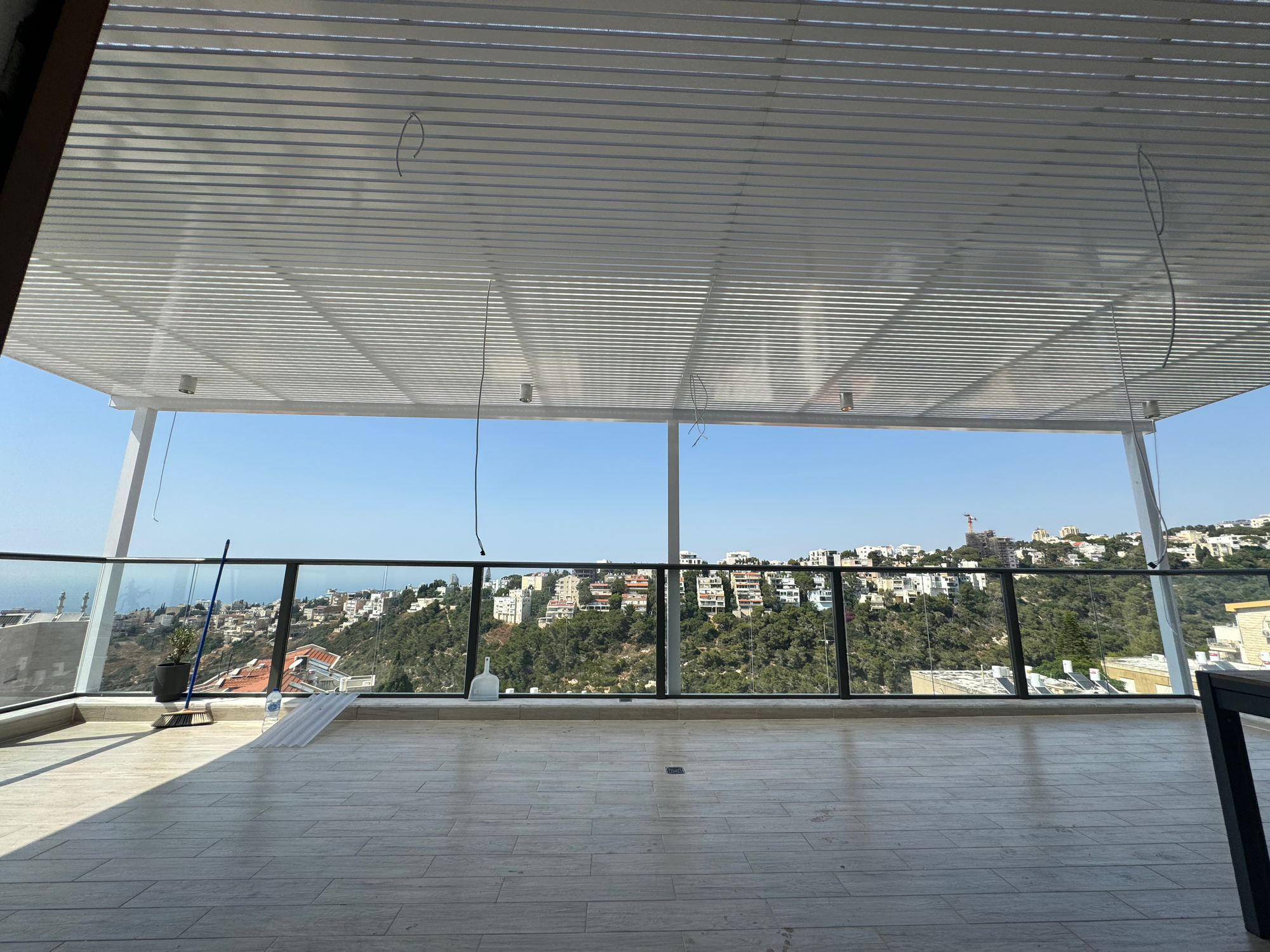 פרגולה אלומיניום עם מסכי ZIP PREMIUM – הגנה מלאה עם נוף פתוח