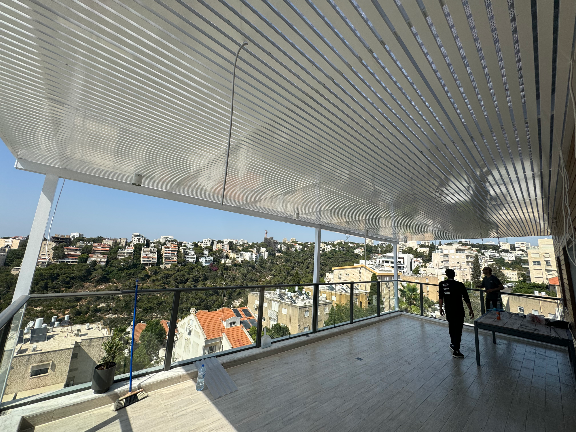פרגולה אלומיניום עם מסכי ZIP PREMIUM – הגנה מלאה עם נוף פתוח