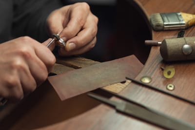 Как лучше всего ухаживать и чистить украшения из золота и бриллиантов?