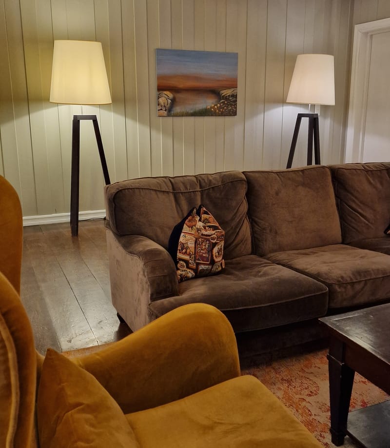 Svaberg i solnedgang henger nå hos Søstrene Storaas hotel