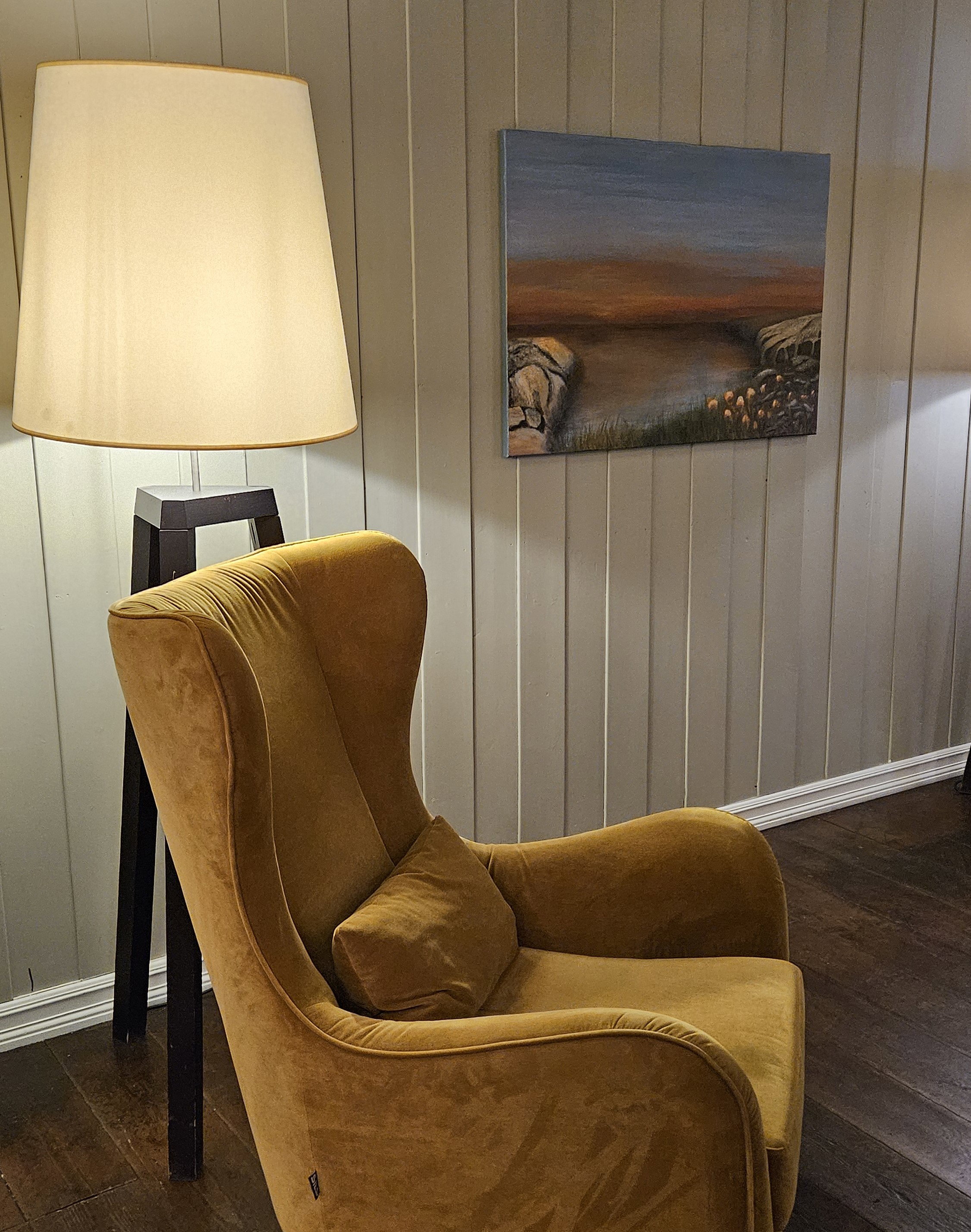 Svaberg i solnedgang henger nå hos Søstrene Storaas hotell