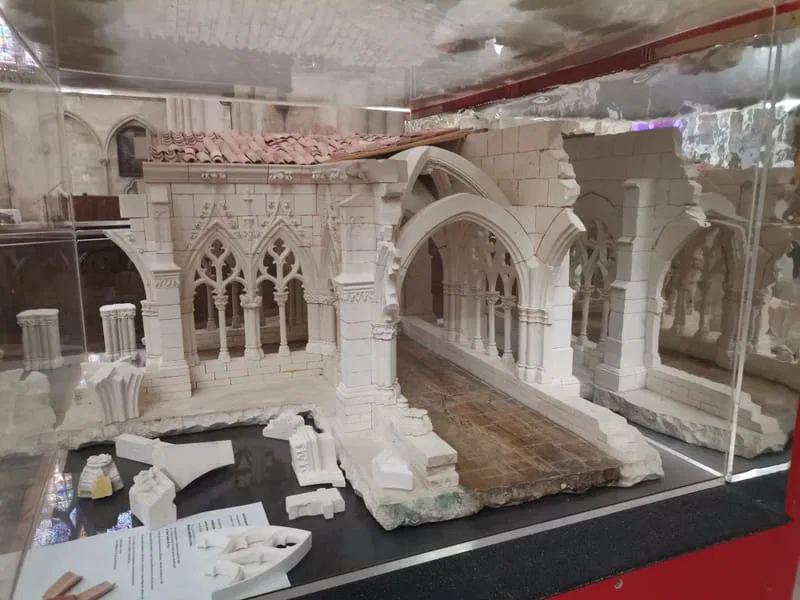 MAQUETTE CLOITRE GOTHIQUE DIM 0.80CM / 0.80 CM / 0.60 H