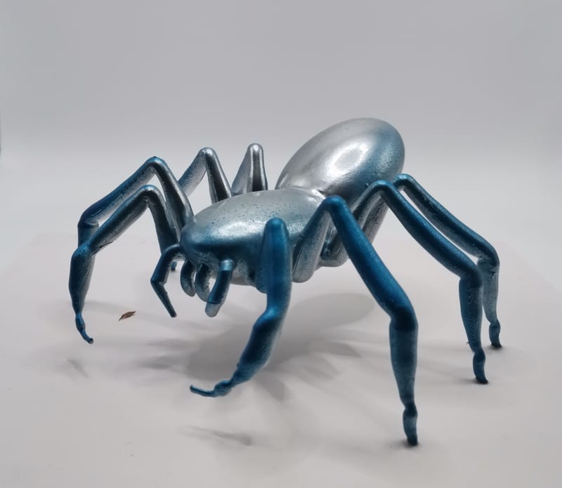 ARAIGNEE RESINE COULEURS INOX PATTES BLEU
