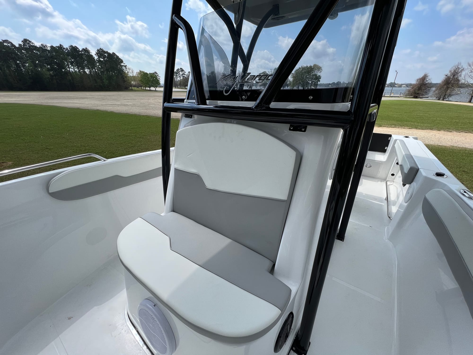 2650WI FORWARD HELM SEAT