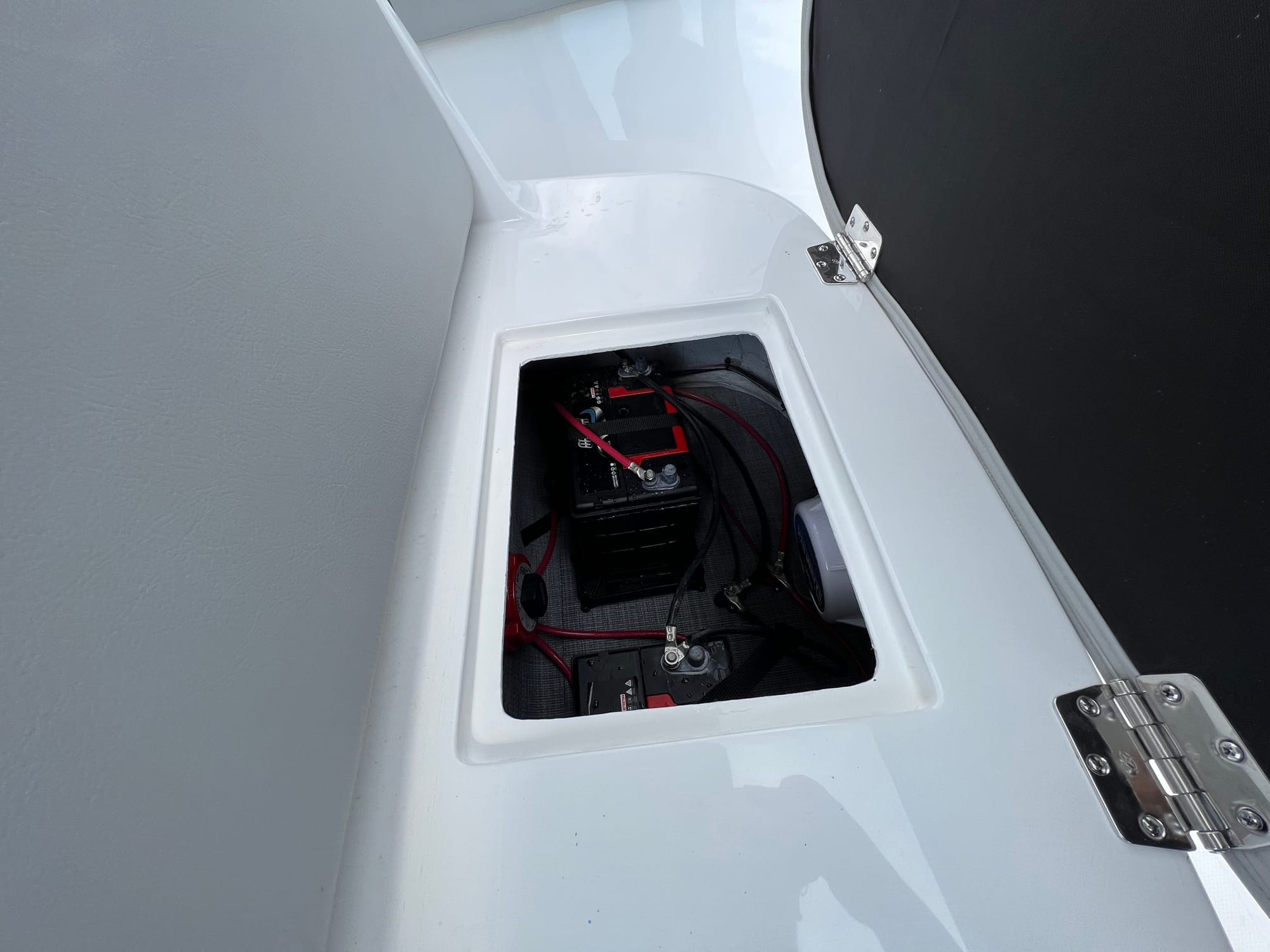 2650WI BATTERY STORAGE UNDER FORWARD HELM SEAT