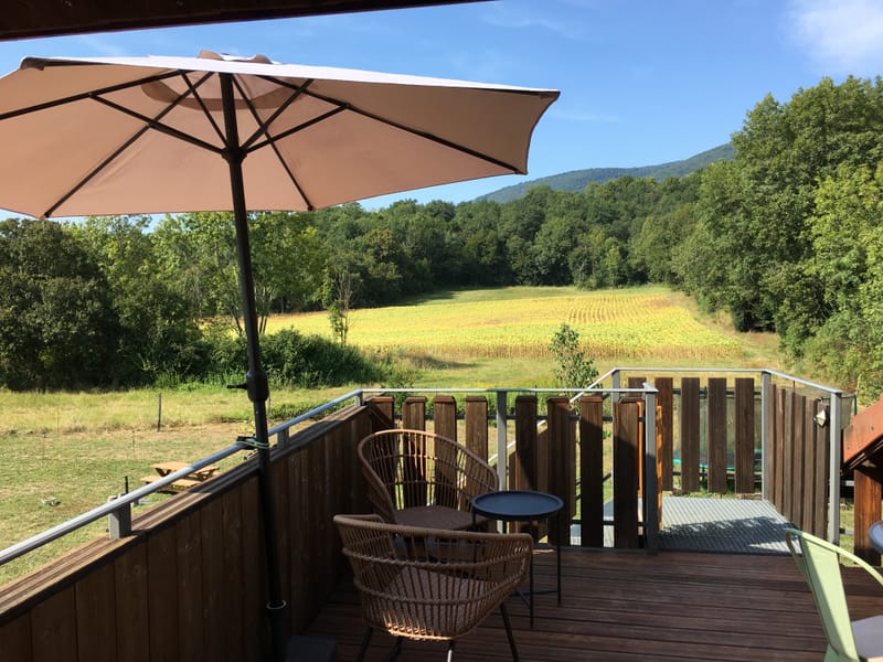 En terrasse ou en forêt, profitez de l'environnement calme du gîte
