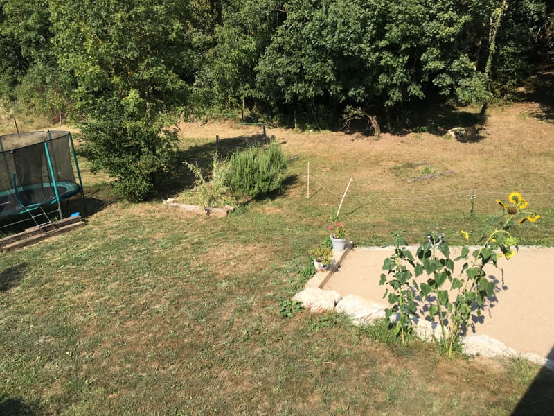 En terrasse ou en forêt, profitez de l'environnement calme du gîte