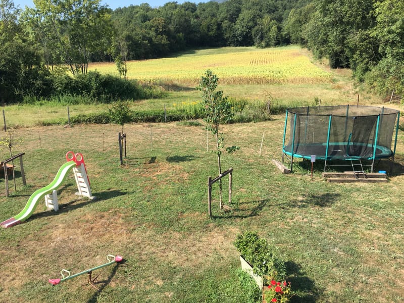 En terrasse ou en forêt, profitez de l'environnement calme du gîte