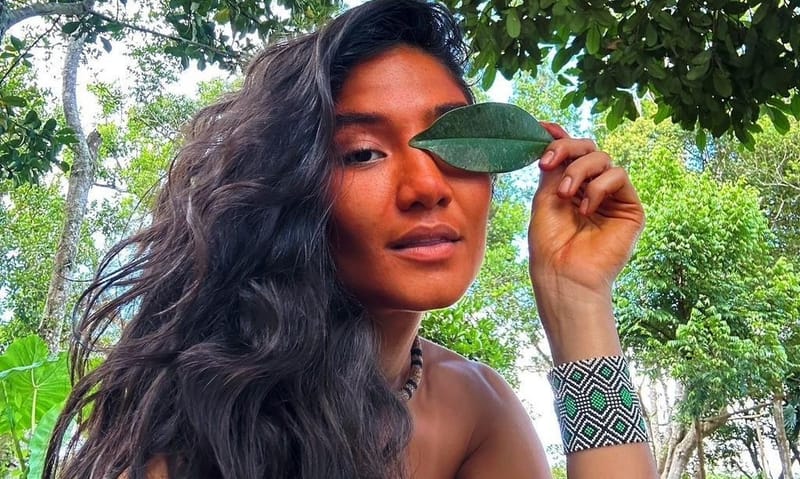 DANDARA QUEIROZ COMPARTILHA COSTUMES EM ALDEIA INDÍGENA: "É ONDE ME FORTALEÇO", AFIRMA A MULTIARTISTA DE ORIGEM TUPI-GUARANI.