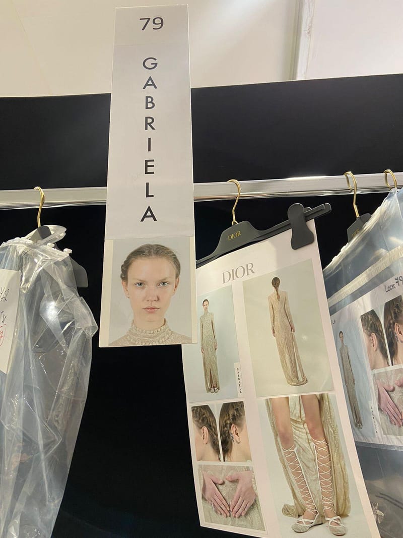 DIOR FAZ DESFILE EM PALÁCIO MEDIEVAL, COM NEOTOPS BRASILEIRAS NA PASSARELA!