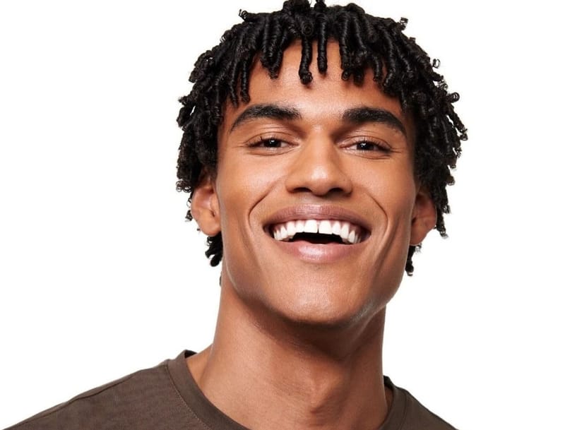 NEOTOP, BRASILEIRO POSA EM TRAJES MÍNIMOS PARA ARMANI