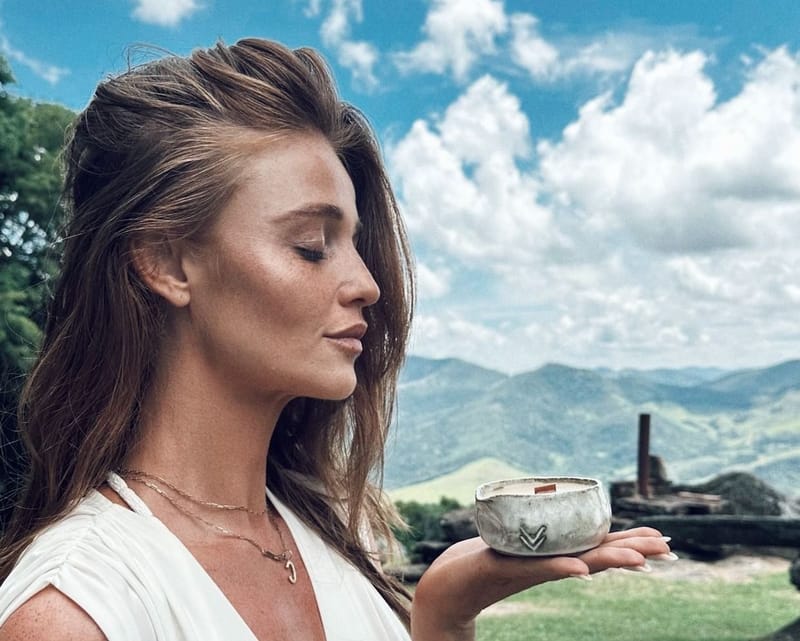 CINTIA DICKER LANÇA LINHA DE PRODUTOS NATURAIS QUE VIROU 'HIT' ENTRE FAMOSOS