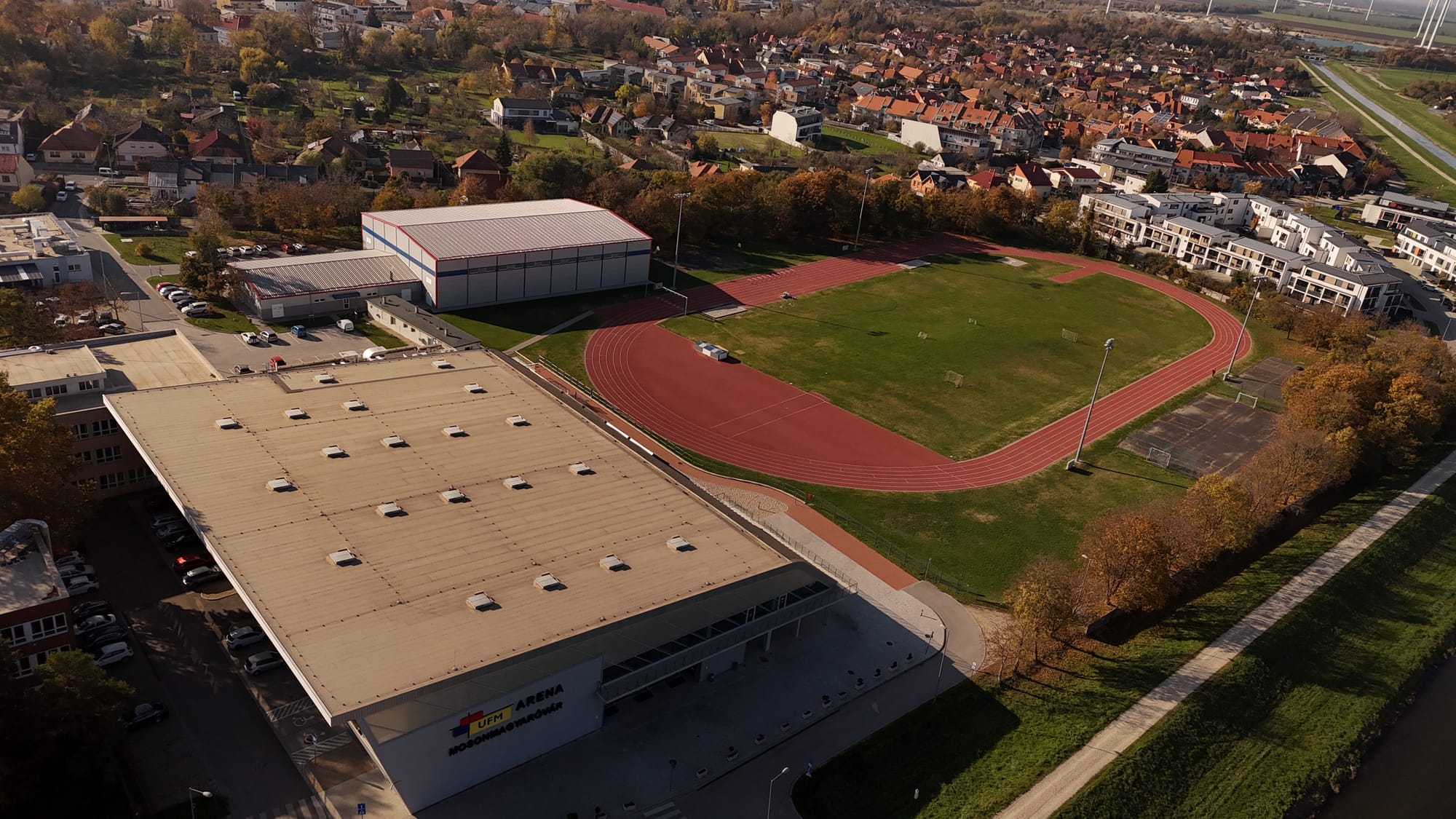 Mosonmagyaróvár - UFM Aréna és a gimnázium sportpályája
