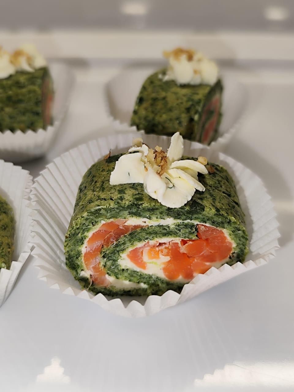Spinatrolle mit Lachs