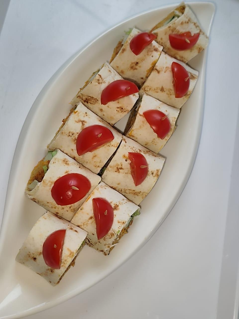 Wrap-Röllchen mit Kirschtomate